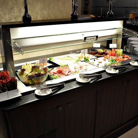 Premier Palace Spa Hotel Bucarest Esterno foto A salad bar