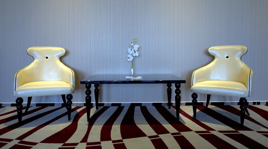Premier Palace Spa Hotel Bucarest Esterno foto A carpet in a hotel