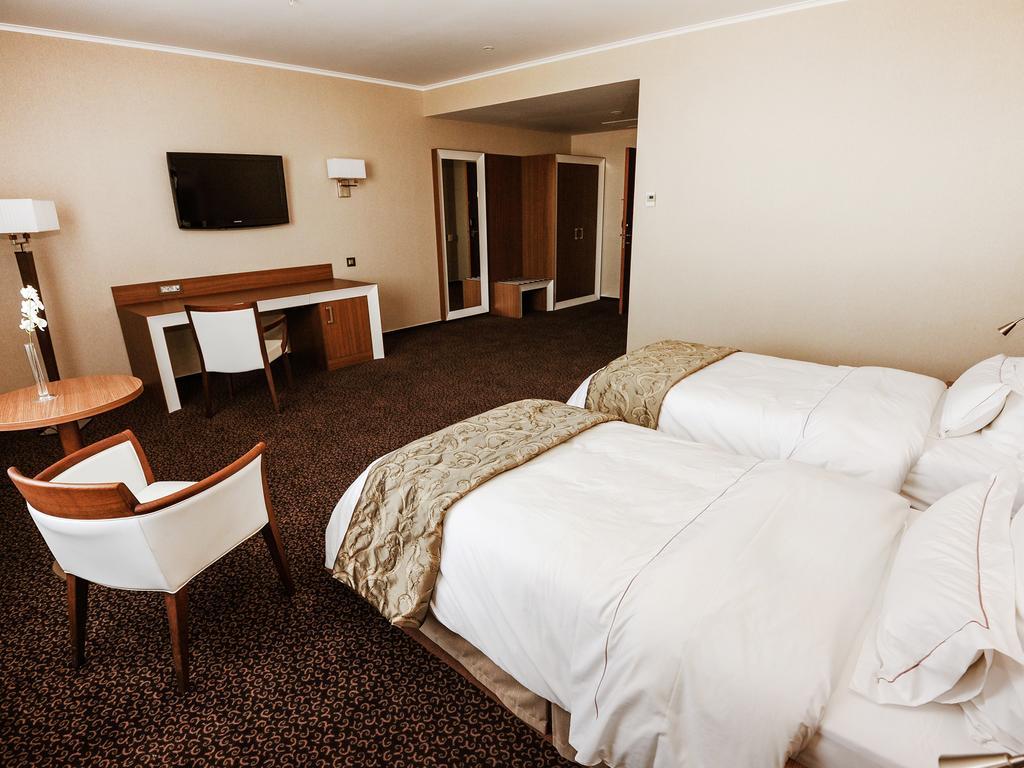 Premier Palace Spa Hotel Bucarest Esterno foto A room at the hotel