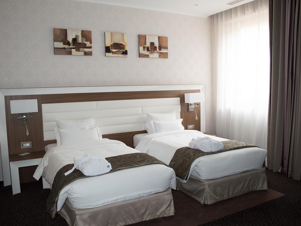 Premier Palace Spa Hotel Bucarest Esterno foto A room at the hotel