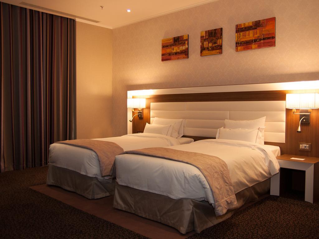 Premier Palace Spa Hotel Bucarest Esterno foto A room at the hotel