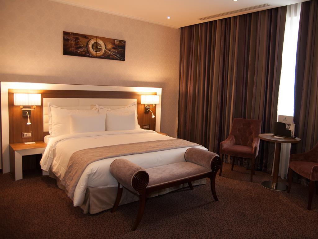 Premier Palace Spa Hotel Bucarest Esterno foto A room at the hotel