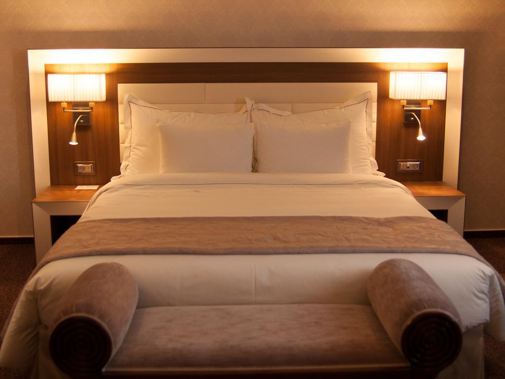 Premier Palace Spa Hotel Bucarest Esterno foto A bed
