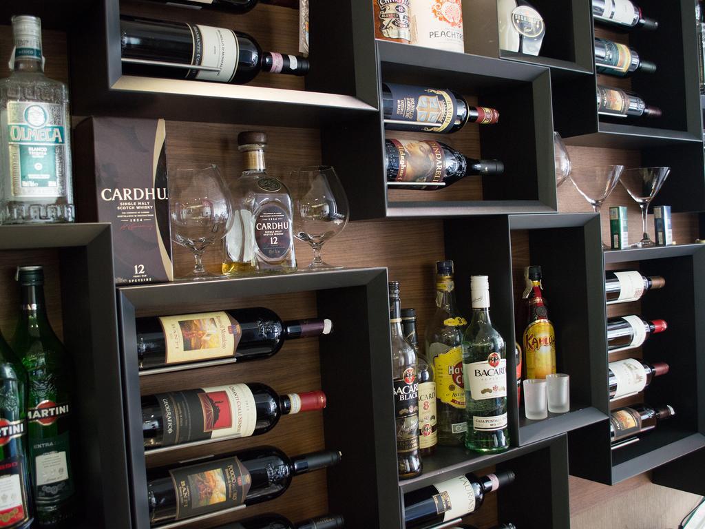 Premier Palace Spa Hotel Bucarest Esterno foto A wine rack