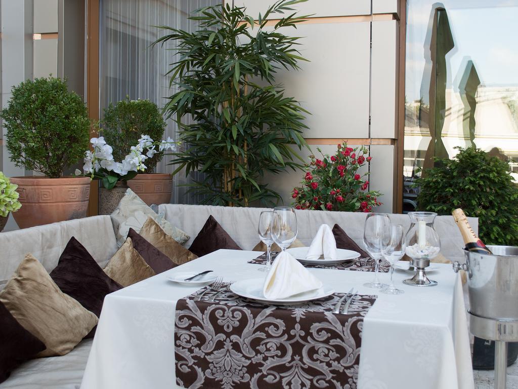 Premier Palace Spa Hotel Bucarest Esterno foto A table runner