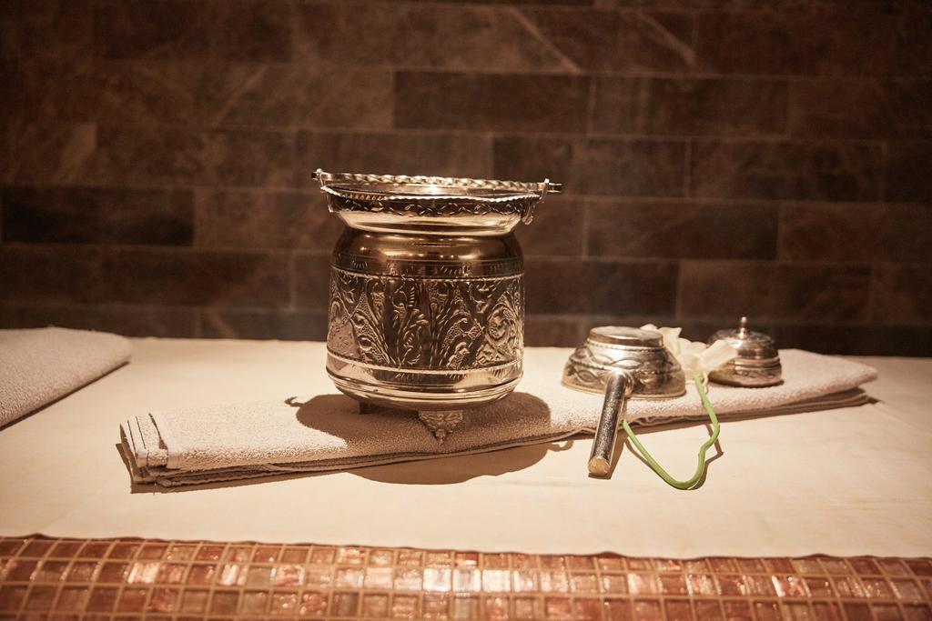 Premier Palace Spa Hotel Bucarest Esterno foto A silver bowl for drinking