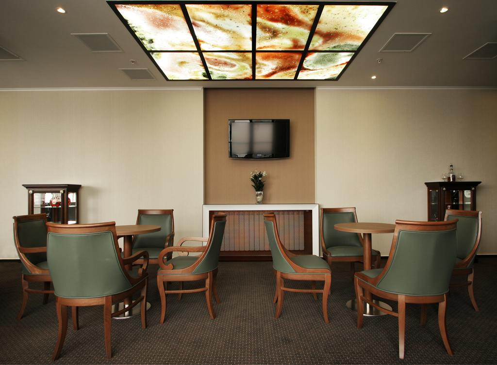 Premier Palace Spa Hotel Bucarest Esterno foto A 3D rendering of a room with a translucent ceiling