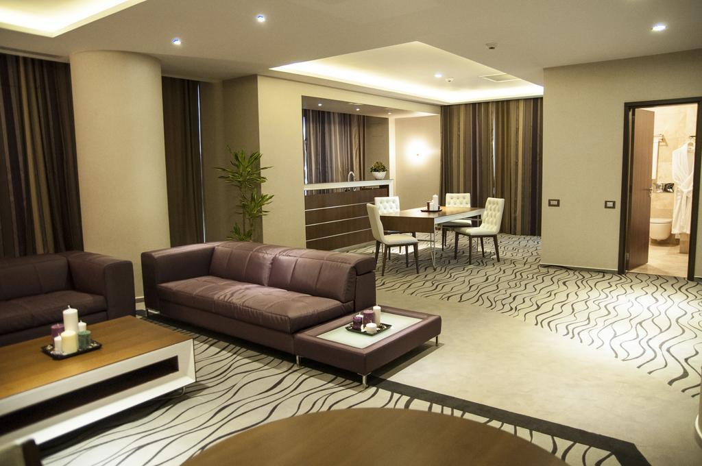 Premier Palace Spa Hotel Bucarest Esterno foto A suite at the hotel
