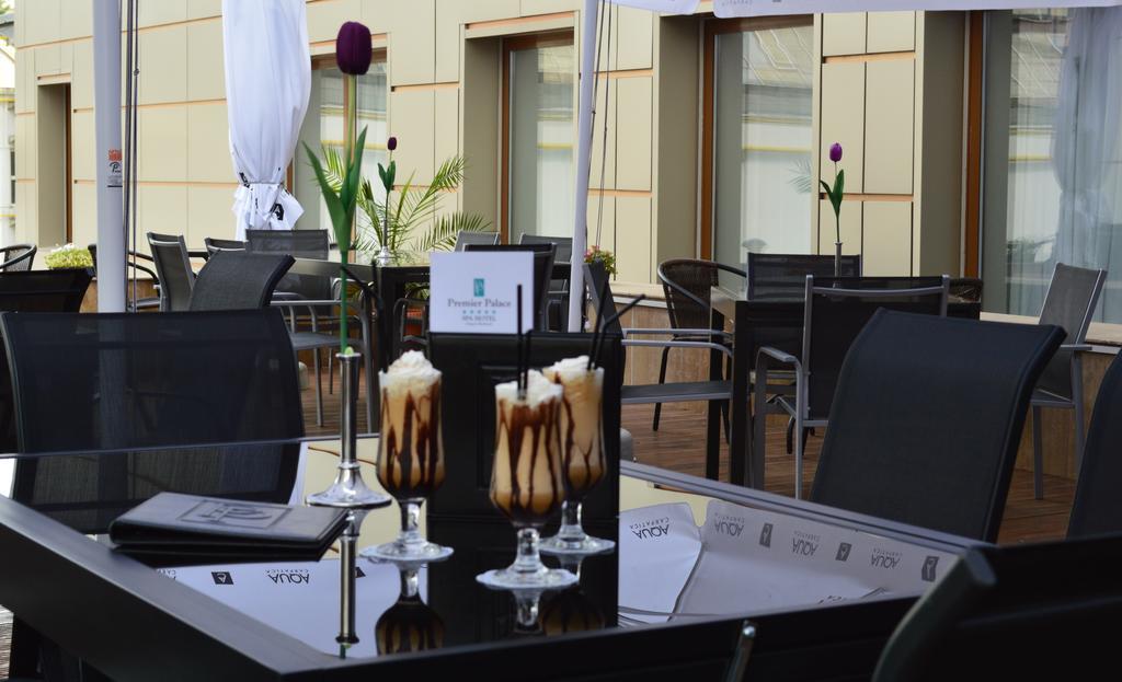Premier Palace Spa Hotel Bucarest Esterno foto A coffee table