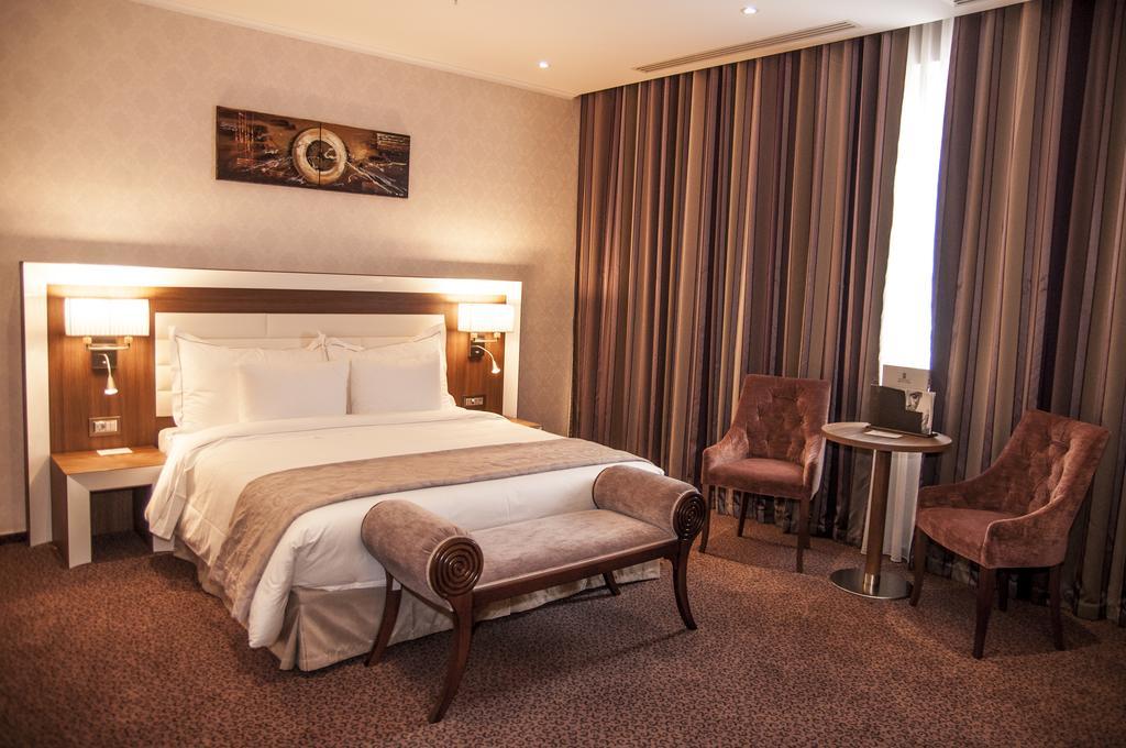 Premier Palace Spa Hotel Bucarest Esterno foto A room at the hotel