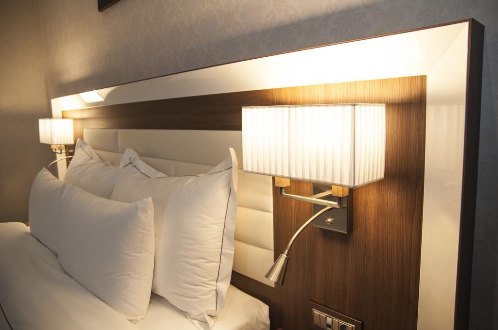 Premier Palace Spa Hotel Bucarest Esterno foto Wall mounted reading lights