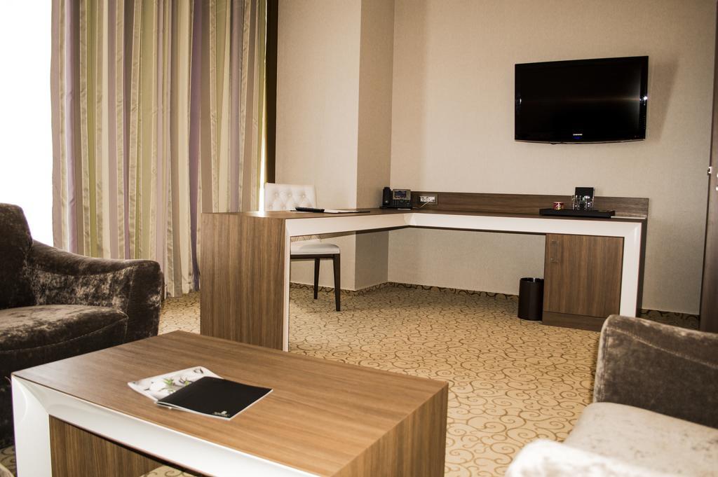 Premier Palace Spa Hotel Bucarest Esterno foto A room at the hotel
