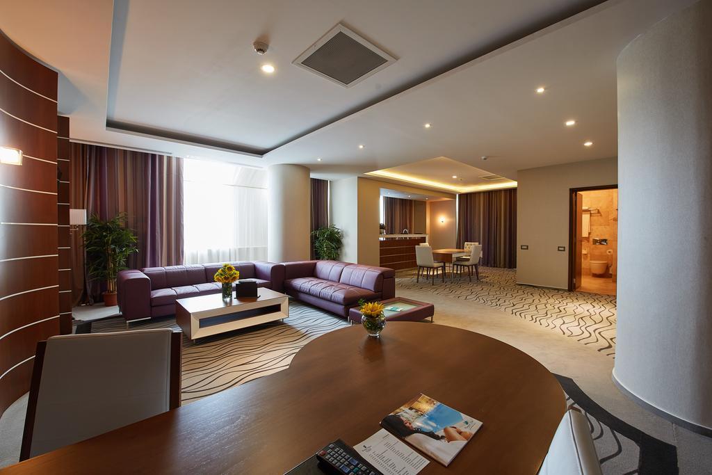 Premier Palace Spa Hotel Bucarest Esterno foto Suite at the Radisson Blu Hotel, Baku