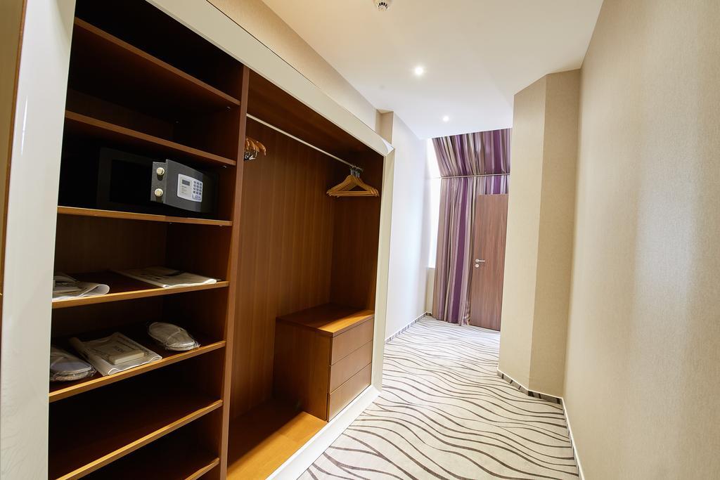 Premier Palace Spa Hotel Bucarest Esterno foto A room at the hotel
