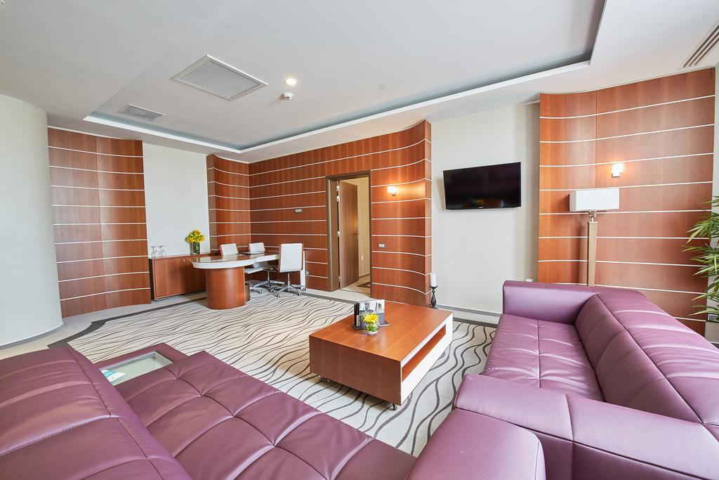 Premier Palace Spa Hotel Bucarest Esterno foto A suite at the airport