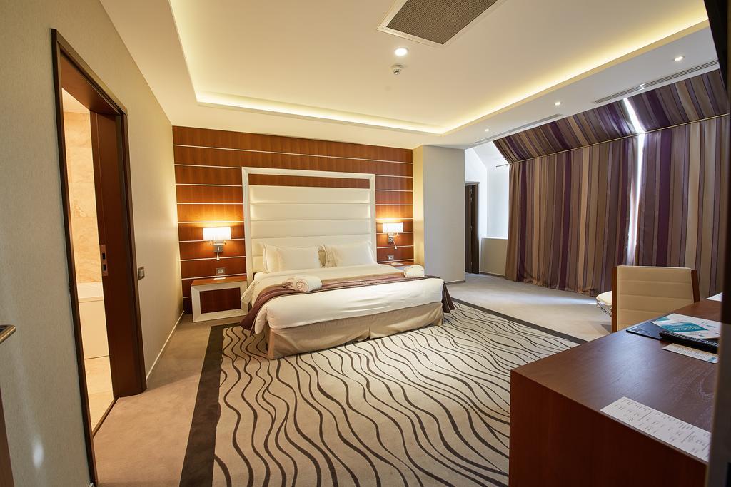 Premier Palace Spa Hotel Bucarest Esterno foto A bedroom at the hotel