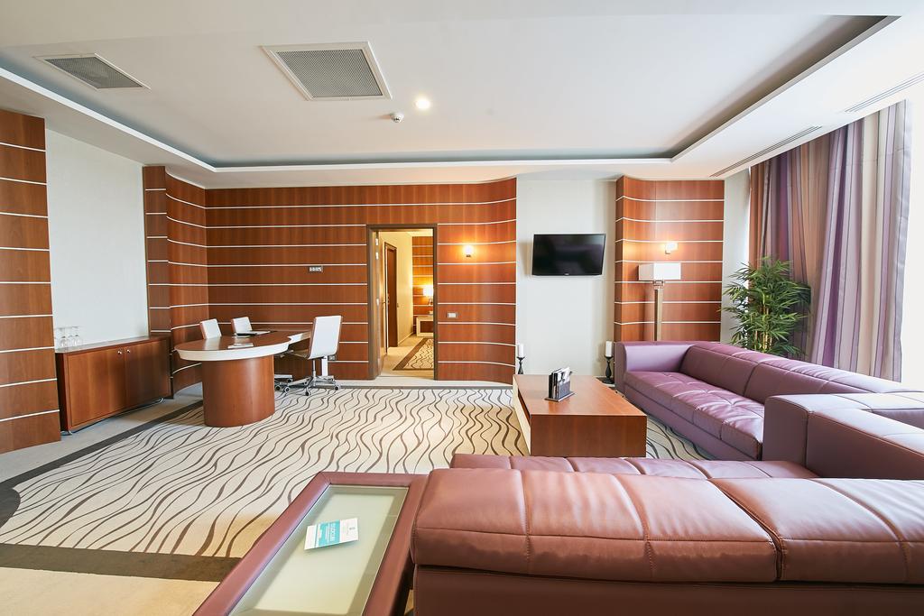 Premier Palace Spa Hotel Bucarest Esterno foto A suite at the airport
