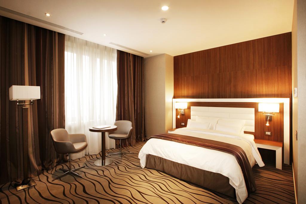 Premier Palace Spa Hotel Bucarest Esterno foto A room at the hotel