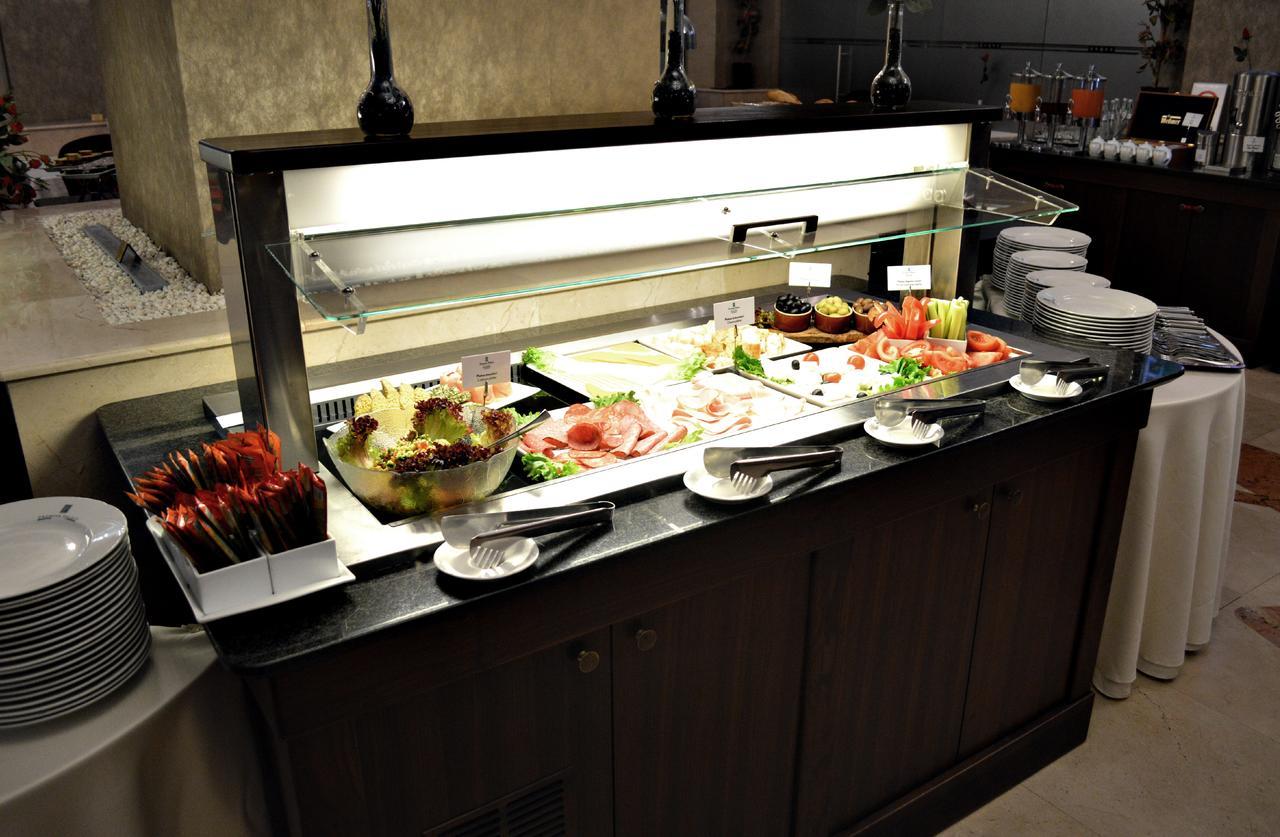 Premier Palace Spa Hotel Bucarest Esterno foto A salad bar